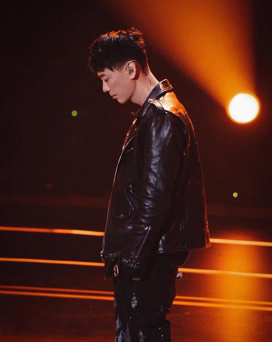 张韶涵女与苏见信同台献唱，一首《孤勇者》燃爆全场，获无数掌声(张韶涵苏州演唱会)