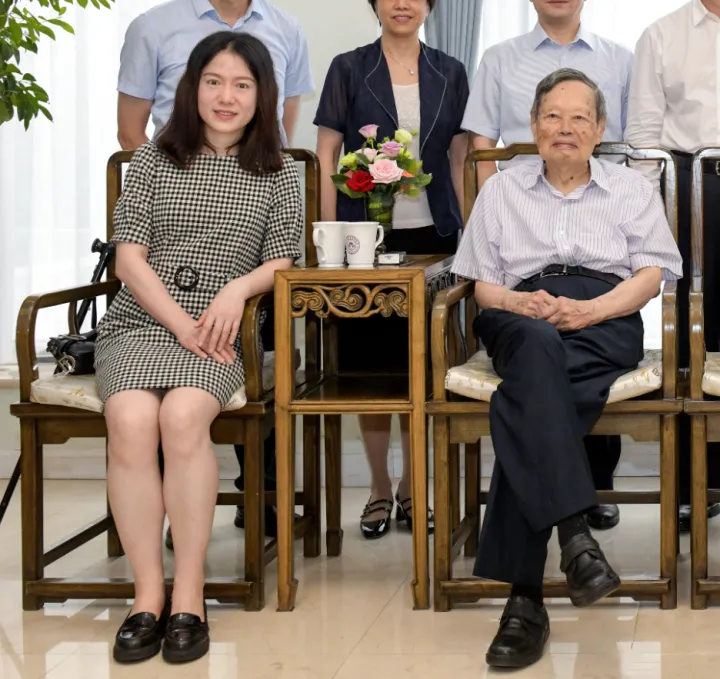 98岁杨振宁与44岁妻子近照曝光：翁帆这16年经历了什么？（杨振宁和老婆翁帆近照）