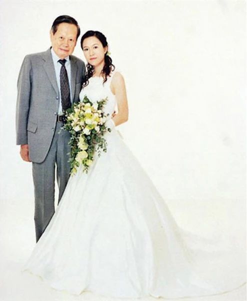 98岁杨振宁与44岁妻子近照曝光：翁帆这16年经历了什么？（杨振宁和老婆翁帆近照）