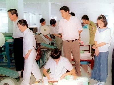 98岁杨振宁与44岁妻子近照曝光：翁帆这16年经历了什么？（杨振宁和老婆翁帆近照）