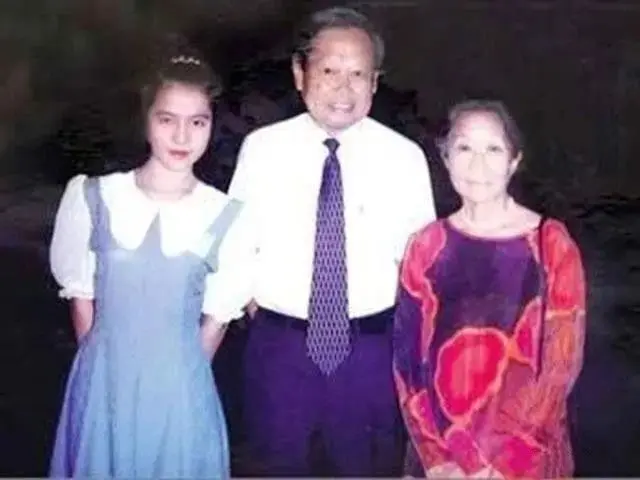 98岁杨振宁与44岁妻子近照曝光：翁帆这16年经历了什么？（杨振宁和老婆翁帆近照）