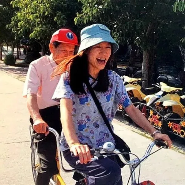 98岁杨振宁与44岁妻子近照曝光：翁帆这16年经历了什么？（杨振宁和老婆翁帆近照）