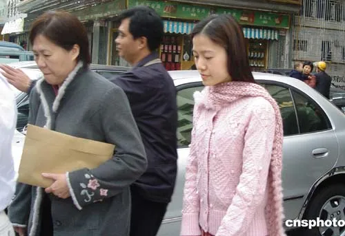 98岁杨振宁与44岁妻子近照曝光：翁帆这16年经历了什么？（杨振宁和老婆翁帆近照）