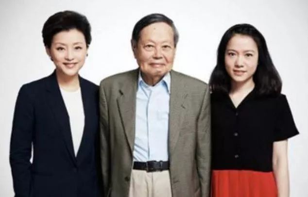 98岁杨振宁与44岁妻子近照曝光：翁帆这16年经历了什么？（杨振宁和老婆翁帆近照）