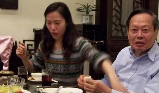 98岁杨振宁与44岁妻子近照曝光：翁帆这16年经历了什么？（杨振宁和老婆翁帆近照）