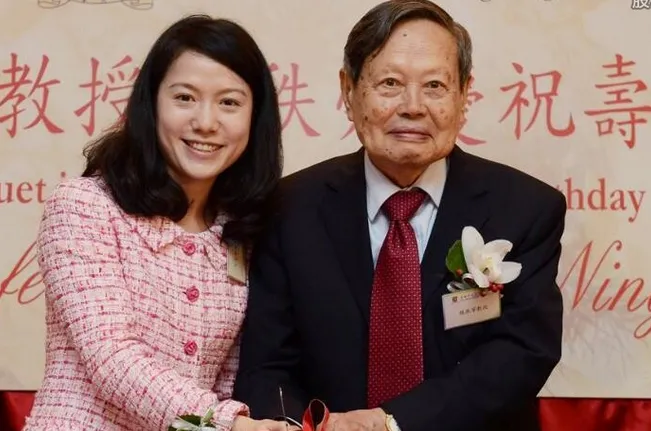 98岁杨振宁与44岁妻子近照曝光：翁帆这16年经历了什么？（杨振宁和老婆翁帆近照）