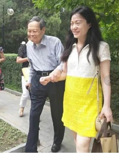 28岁翁帆嫁82岁杨振宁，被网友骂，却获男方大赞（翁帆嫁给杨振宁之前结过婚吗视频）