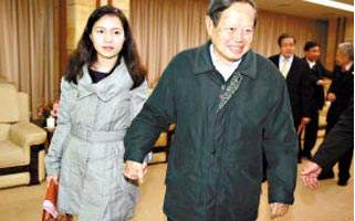 28岁翁帆嫁82岁杨振宁，被网友骂，却获男方大赞（翁帆嫁给杨振宁之前结过婚吗视频）