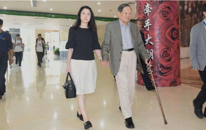 28岁翁帆嫁82岁杨振宁，被网友骂，却获男方大赞（翁帆嫁给杨振宁之前结过婚吗视频）