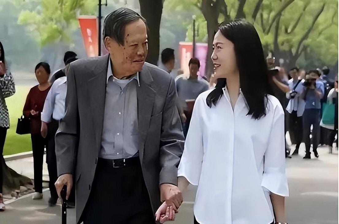 杨振宁与翁帆恩爱19年，月薪百万都交给妻子，她的选择令人泪目（杨振宁和翁帆是爱情还是利益关系）