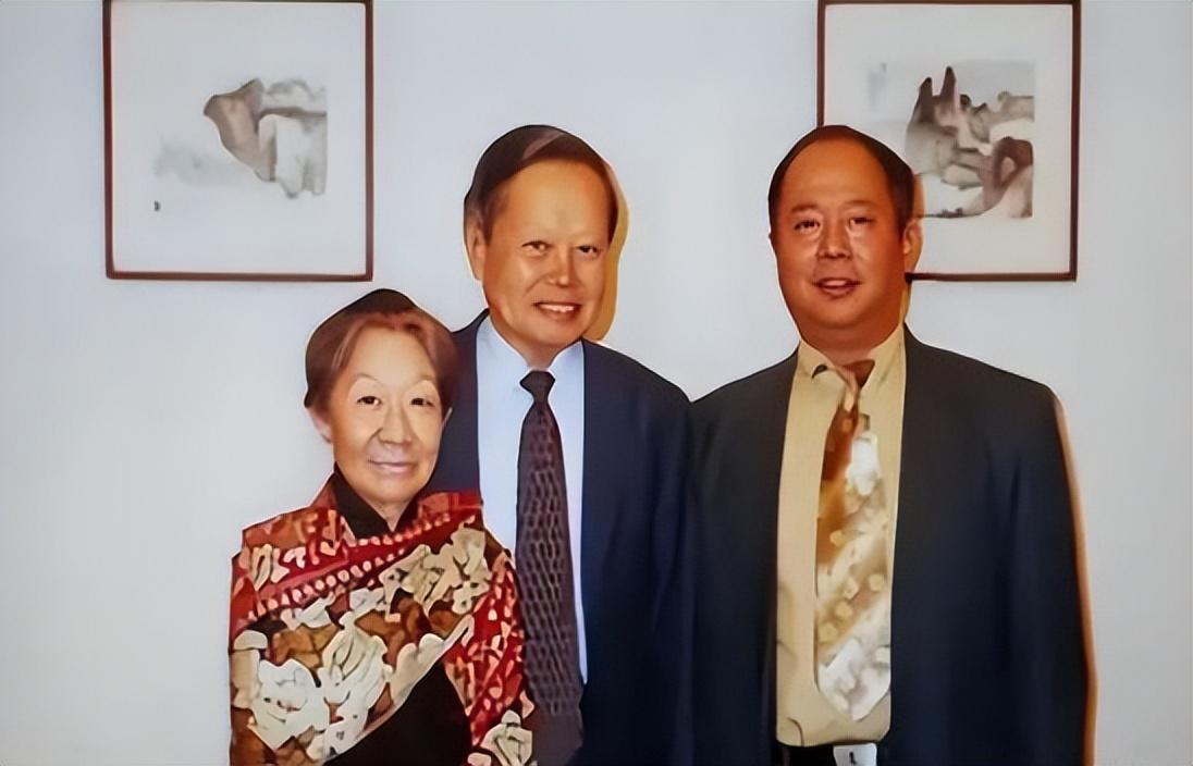 杨振宁与翁帆恩爱19年，月薪百万都交给妻子，她的选择令人泪目（杨振宁和翁帆是爱情还是利益关系）