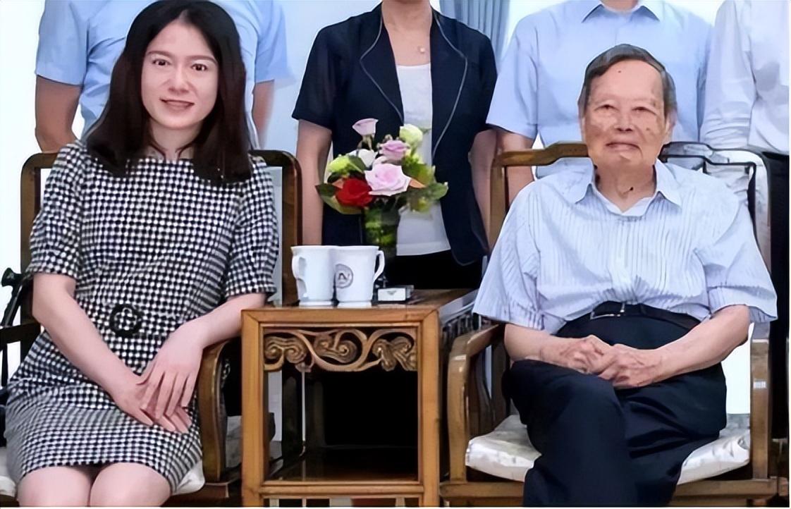 杨振宁与翁帆恩爱19年，月薪百万都交给妻子，她的选择令人泪目（杨振宁和翁帆是爱情还是利益关系）