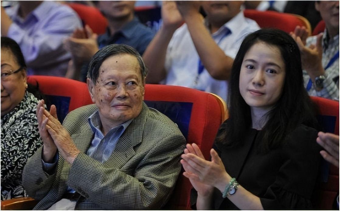 杨振宁与翁帆恩爱19年，月薪百万都交给妻子，她的选择令人泪目（杨振宁和翁帆是爱情还是利益关系）
