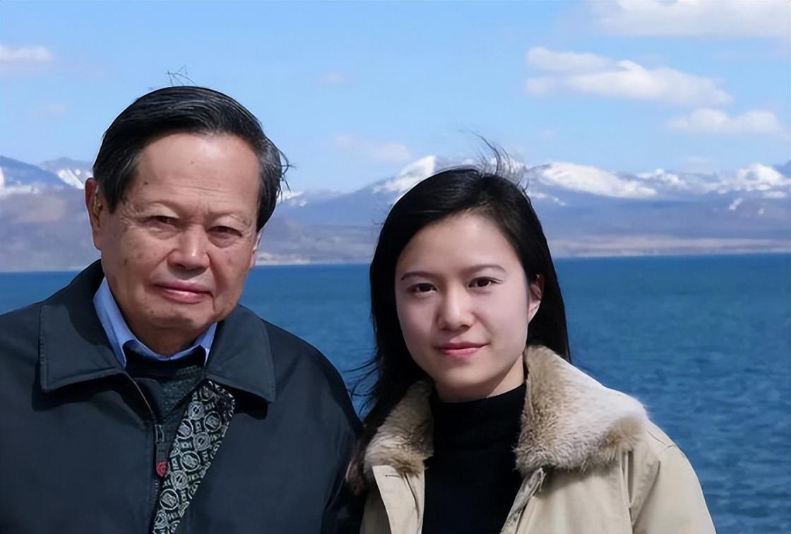杨振宁与翁帆恩爱19年，月薪百万都交给妻子，她的选择令人泪目（杨振宁和翁帆是爱情还是利益关系）