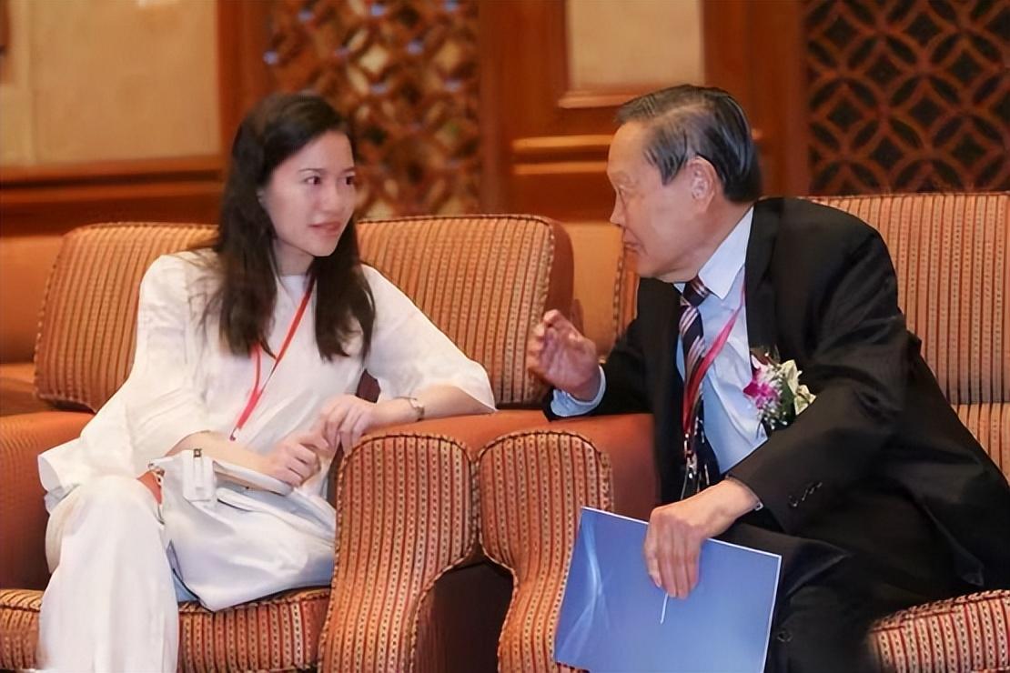 杨振宁与翁帆恩爱19年，月薪百万都交给妻子，她的选择令人泪目（杨振宁和翁帆是爱情还是利益关系）