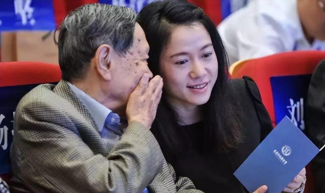 杨振宁靠在床上念叨妻子，翁帆：怎么了，身体不舒服吗？杨振宁：没有，就是想看看你！（杨振宁与妻子翁帆的段子）