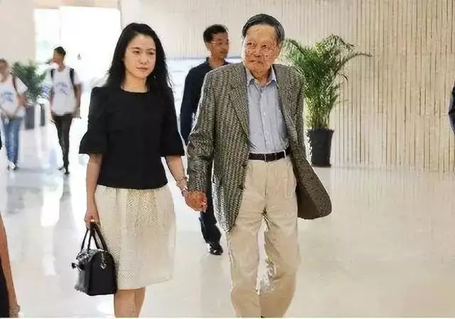 杨振宁靠在床上念叨妻子，翁帆：怎么了，身体不舒服吗？杨振宁：没有，就是想看看你！（杨振宁与妻子翁帆的段子）