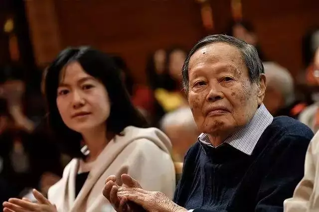 杨振宁靠在床上念叨妻子，翁帆：怎么了，身体不舒服吗？杨振宁：没有，就是想看看你！（杨振宁与妻子翁帆的段子）