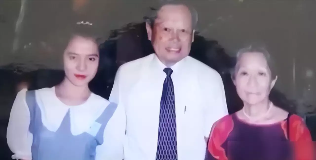 杨振宁靠在床上念叨妻子，翁帆：怎么了，身体不舒服吗？杨振宁：没有，就是想看看你！（杨振宁与妻子翁帆的段子）