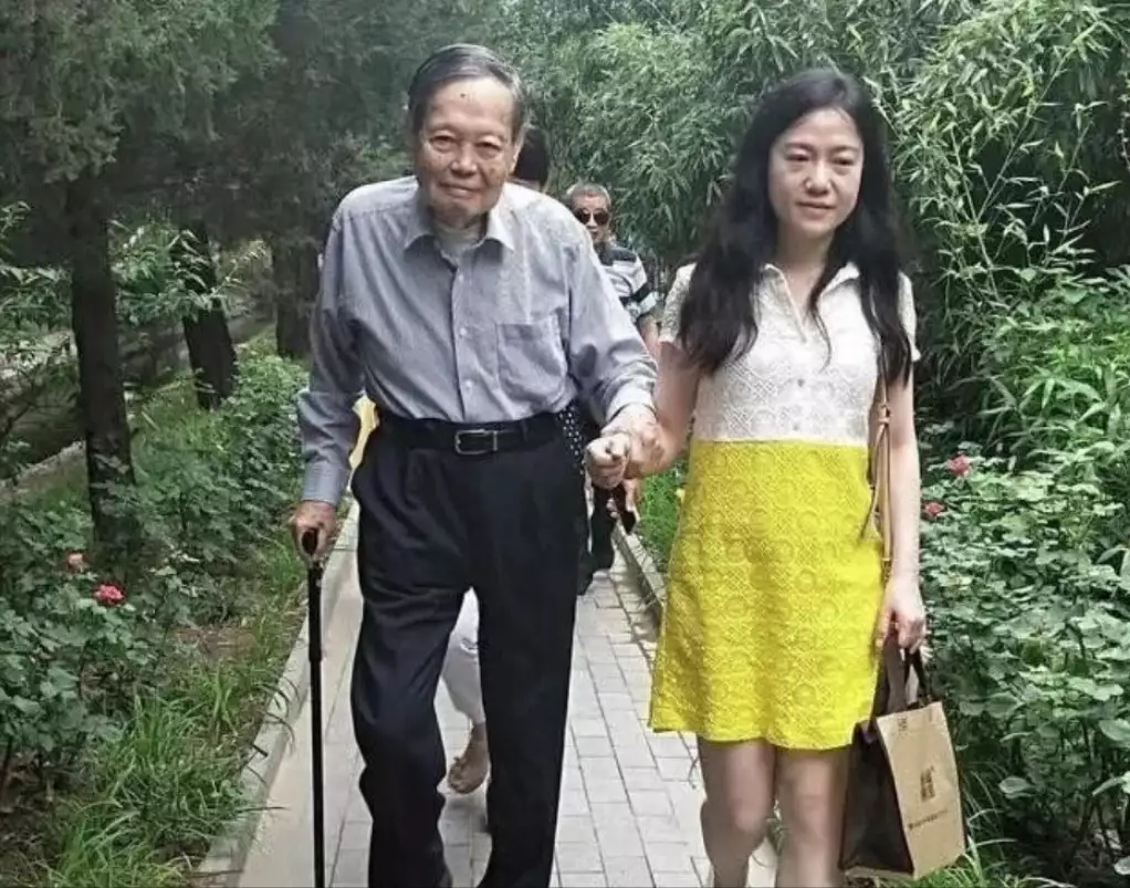 杨振宁靠在床上念叨妻子，翁帆：怎么了，身体不舒服吗？杨振宁：没有，就是想看看你！（杨振宁与妻子翁帆的段子）
