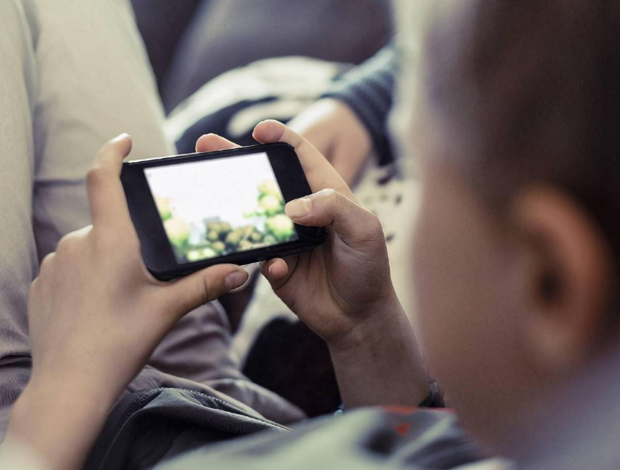 网络烂梗，正在小学生间击鼓传花(趣味游戏击鼓传花教案)