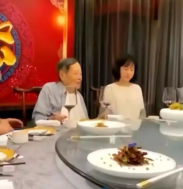 杨振宁，刚过完百岁生日，就住进了医院！他愿望能活到茶寿王力宏与李靓蕾首次同框出庭:男方苍老，女方眼神空洞一言不发（杨振宁100岁发言）