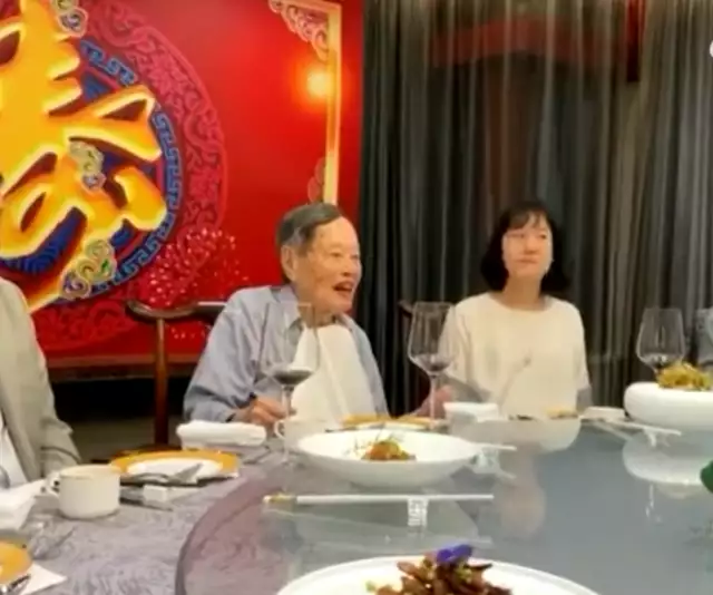 杨振宁，刚过完百岁生日，就住进了医院！他愿望能活到茶寿王力宏与李靓蕾首次同框出庭:男方苍老，女方眼神空洞一言不发（杨振宁100岁发言）