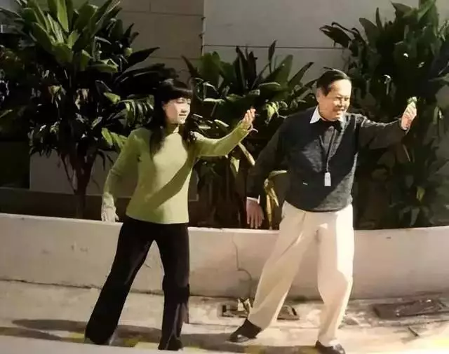 杨振宁，刚过完百岁生日，就住进了医院！他愿望能活到茶寿王力宏与李靓蕾首次同框出庭:男方苍老，女方眼神空洞一言不发（杨振宁100岁发言）