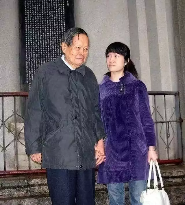 杨振宁，刚过完百岁生日，就住进了医院！他愿望能活到茶寿王力宏与李靓蕾首次同框出庭:男方苍老，女方眼神空洞一言不发（杨振宁100岁发言）