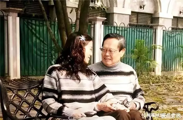 你只知杨振宁82岁娶妻，却不知他3个子女，皆人中龙凤，业内翘楚挖呀挖黄老师已39岁，真容被嘲像嫩牛五方，榜一大哥“连夜逃跑”（杨振宁跟老婆）