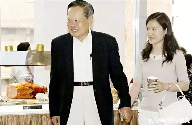 你只知杨振宁82岁娶妻，却不知他3个子女，皆人中龙凤，业内翘楚挖呀挖黄老师已39岁，真容被嘲像嫩牛五方，榜一大哥“连夜逃跑”（杨振宁跟老婆）