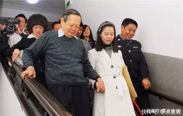 你只知杨振宁82岁娶妻，却不知他3个子女，皆人中龙凤，业内翘楚挖呀挖黄老师已39岁，真容被嘲像嫩牛五方，榜一大哥“连夜逃跑”（杨振宁跟老婆）