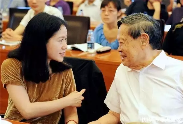 你只知杨振宁82岁娶妻，却不知他3个子女，皆人中龙凤，业内翘楚挖呀挖黄老师已39岁，真容被嘲像嫩牛五方，榜一大哥“连夜逃跑”（杨振宁跟老婆）