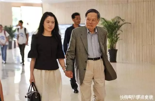 你只知杨振宁82岁娶妻，却不知他3个子女，皆人中龙凤，业内翘楚挖呀挖黄老师已39岁，真容被嘲像嫩牛五方，榜一大哥“连夜逃跑”（杨振宁跟老婆）