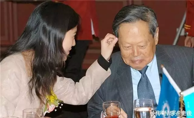 你只知杨振宁82岁娶妻，却不知他3个子女，皆人中龙凤，业内翘楚挖呀挖黄老师已39岁，真容被嘲像嫩牛五方，榜一大哥“连夜逃跑”（杨振宁跟老婆）