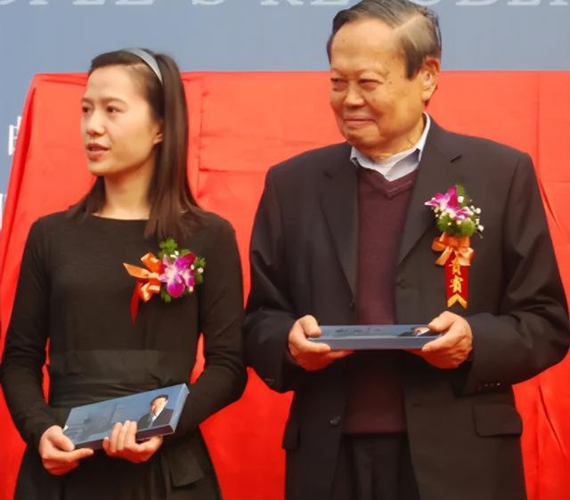 28岁翁帆嫁82岁杨振宁，恩爱至今，杨振宁子女：翁帆是个好女孩（杨振宁和翁帆夫妻相）