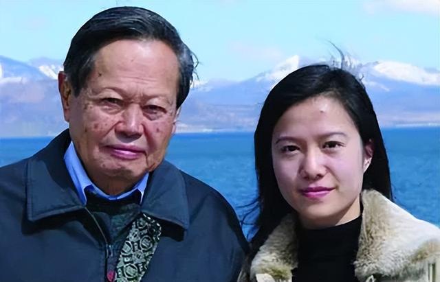 28岁翁帆嫁82岁杨振宁，恩爱至今，杨振宁子女：翁帆是个好女孩（杨振宁和翁帆夫妻相）