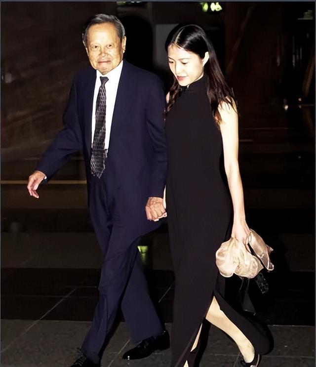 28岁翁帆嫁82岁杨振宁，恩爱至今，杨振宁子女：翁帆是个好女孩（杨振宁和翁帆夫妻相）
