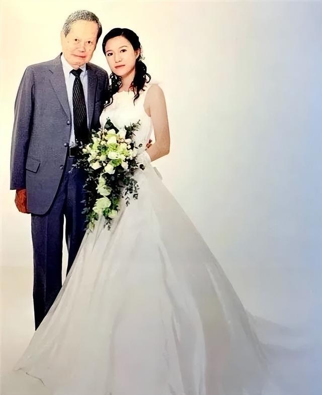 28岁翁帆嫁82岁杨振宁，恩爱至今，杨振宁子女：翁帆是个好女孩（杨振宁和翁帆夫妻相）