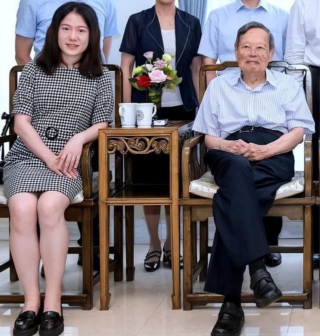 28岁翁帆嫁82岁杨振宁，恩爱至今，杨振宁子女：翁帆是个好女孩（杨振宁和翁帆夫妻相）