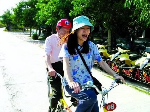 28岁翁帆嫁82岁杨振宁，恩爱至今，杨振宁子女：翁帆是个好女孩（杨振宁和翁帆夫妻相）