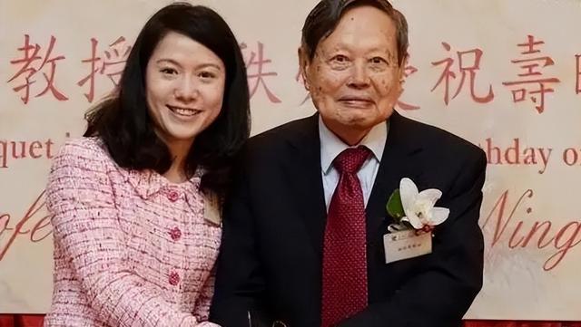 28岁翁帆嫁82岁杨振宁，恩爱至今，杨振宁子女：翁帆是个好女孩（杨振宁和翁帆夫妻相）