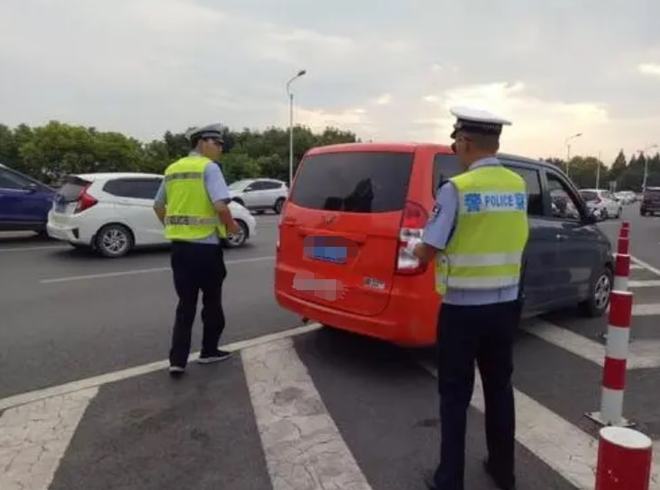 面包车贴车膜被罚款，车主不服，凭啥不罚埃尔法？（面包车贴膜会罚款吗）