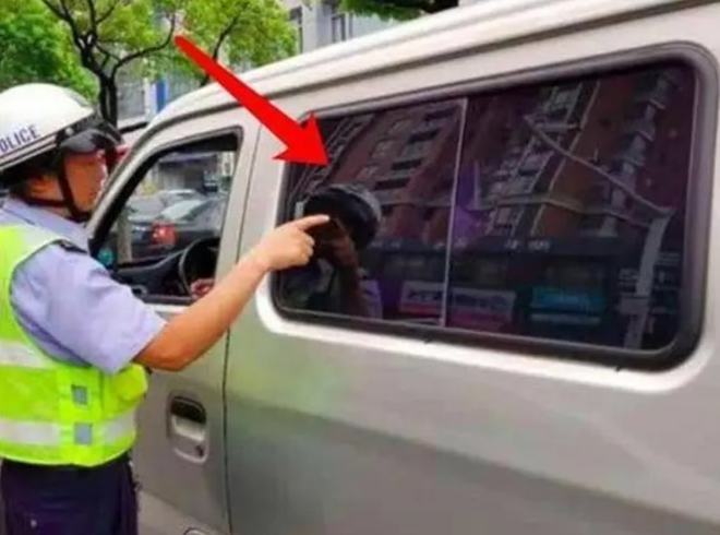 面包车贴车膜被罚款，车主不服，凭啥不罚埃尔法？（面包车贴膜会罚款吗）