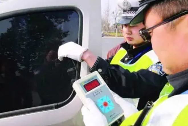 面包车贴车膜被罚款，车主不服，凭啥不罚埃尔法？（面包车贴膜会罚款吗）