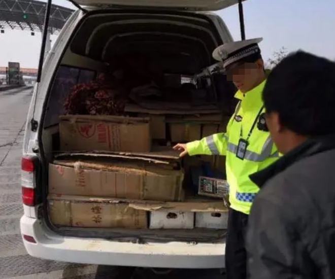 面包车贴车膜被罚款，车主不服，凭啥不罚埃尔法？（面包车贴膜会罚款吗）