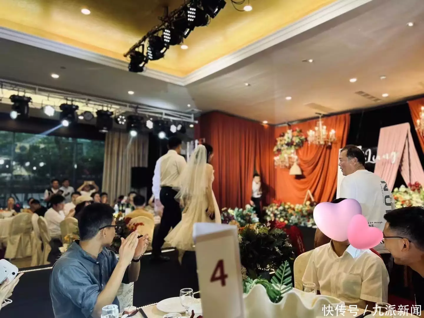 没有单膝跪地、交接，不要彩礼，新娘策划“性别平等婚礼”：会继续协商家务与冠姓权