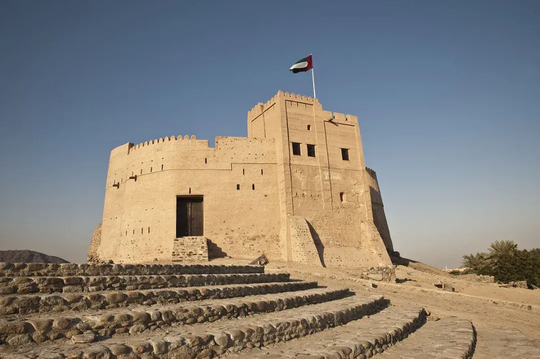 被经常问到：迪拜是一个国家吗，那阿联酋是什么？(迪拜阿联酋是什么关系)