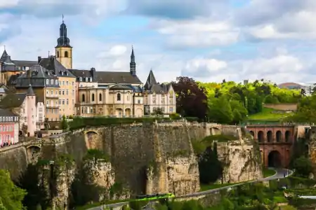 你知道世界上最富有的国家排名第一是哪个？(世界最富有的国家排名一览表图)