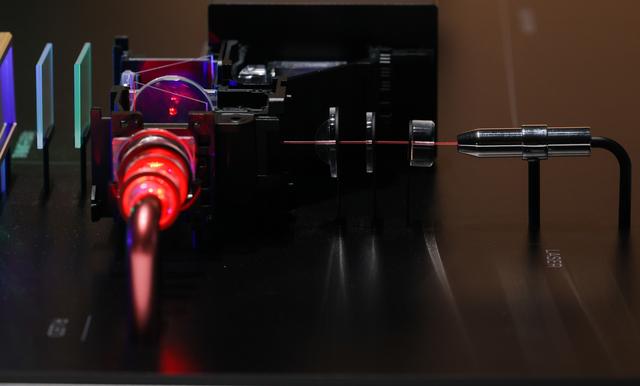 极米科技推混合光源技术，董事长钟波预计国内投影仪销量两年内将达千万台（极米ceo钟波结婚了吗）